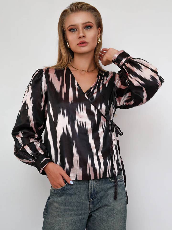 Blouse vintage à manches longues en soie 100% noire pour la vente par Silk & Cotton Global