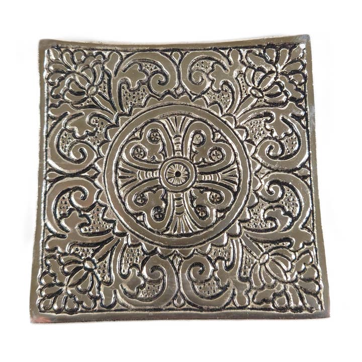 Plaque en métal pour porte-encens artisanal pour la vente par Tenzing Collections