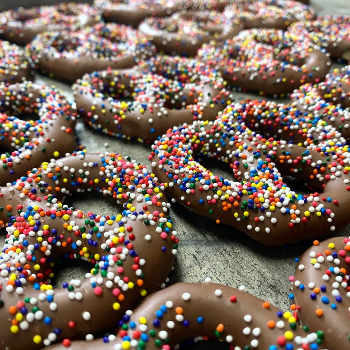 O'Shea's Candies Sweet Shop - Wholesale Chocolate Covered Sweets - Gourmet Decorated Pretzel Stacks 6PK w/ Bow 🥨2