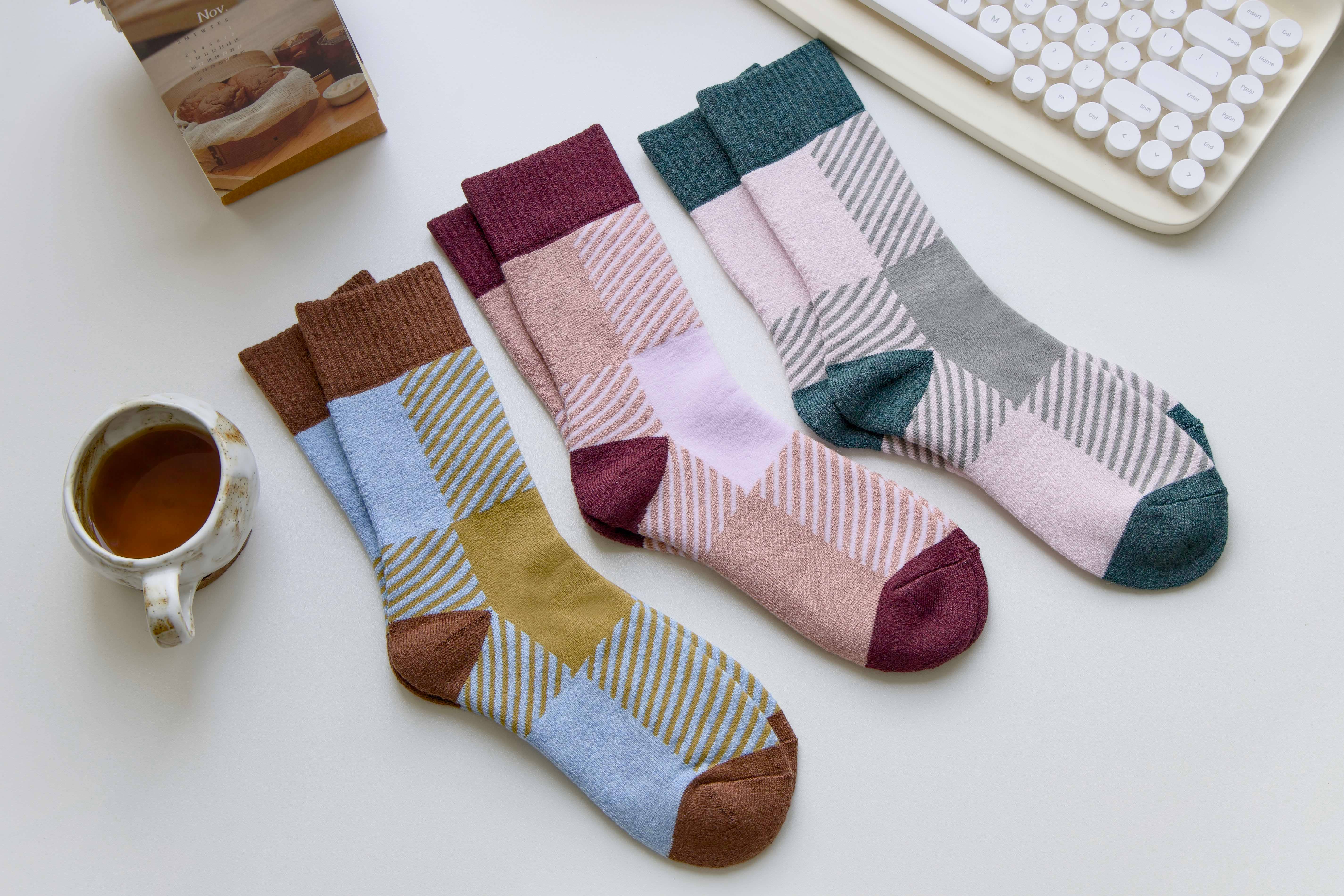 Happy Knits - Vente Chaussettes – unisexe - Chaussettes en laine unisexes – Style rétro à blocs de couleur géométriques6