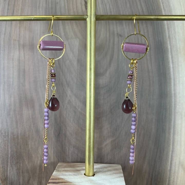 Orecchini a goccia viola per la vendita all'ingrosso da parte di Wood + Feather Designs