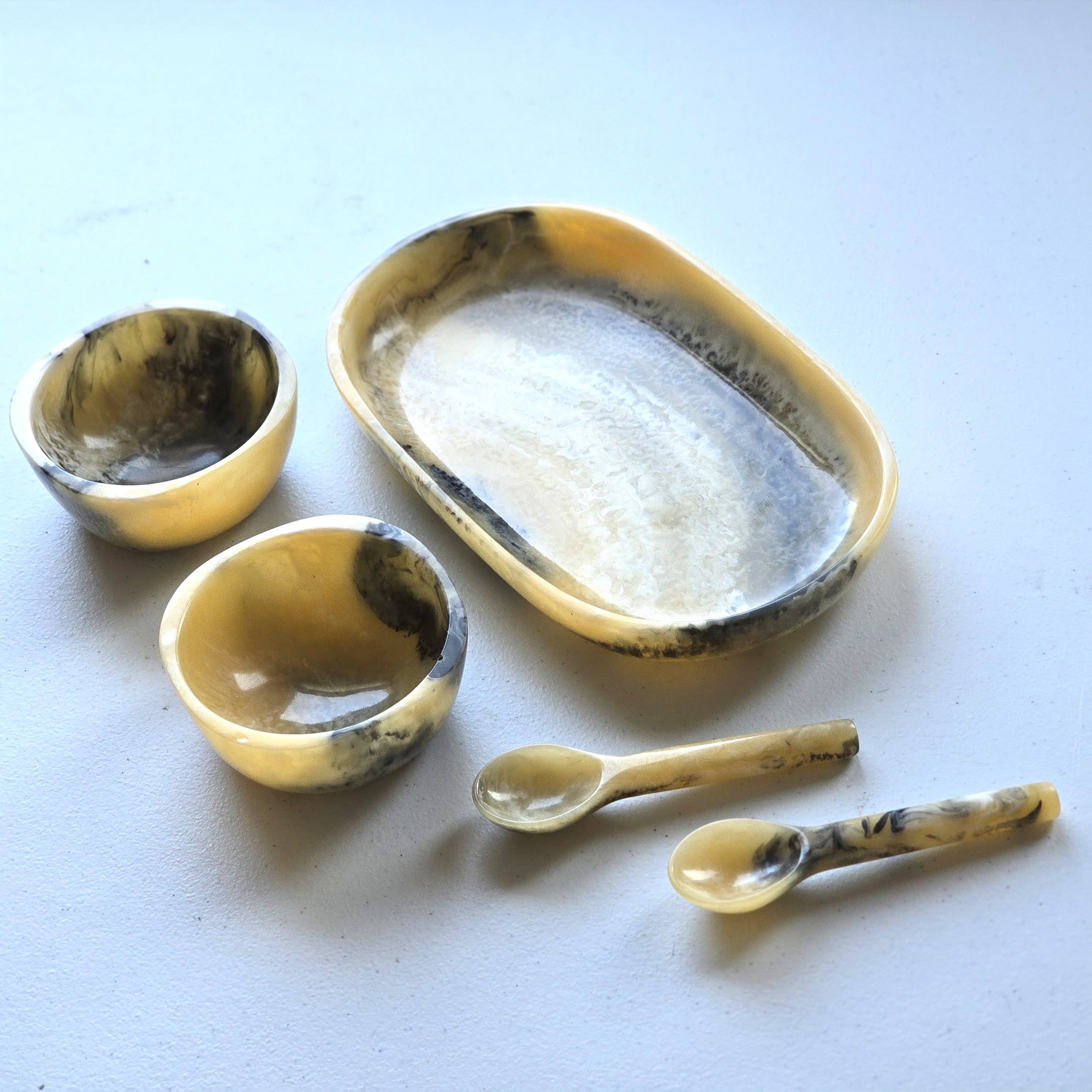 Gibb & Daan – Engroshandel Serveringsbakke – Lille serveringsbakke med 2 skåle og skeer - Håndhældt harpiks37