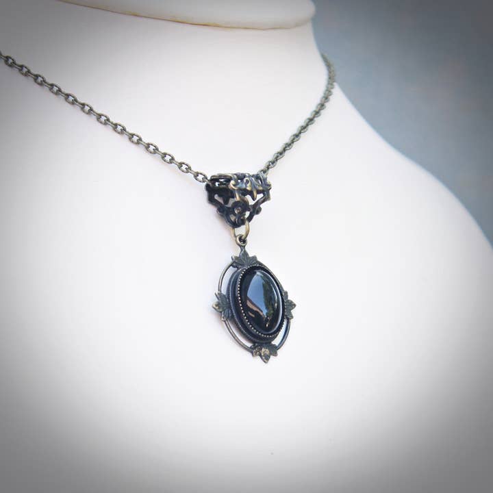 Collier avec pendentif style vintage en onyx noir pour la vente par Circa 1890