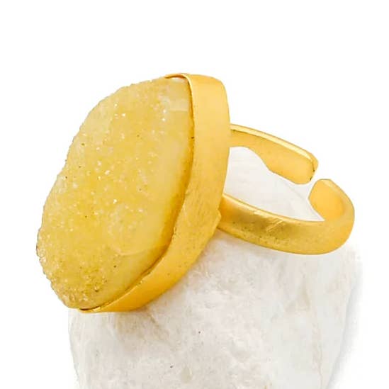 Bague, plaqué or 22k, forme ovale en laiton pour la vente par Mara Blak - Hidden Gems