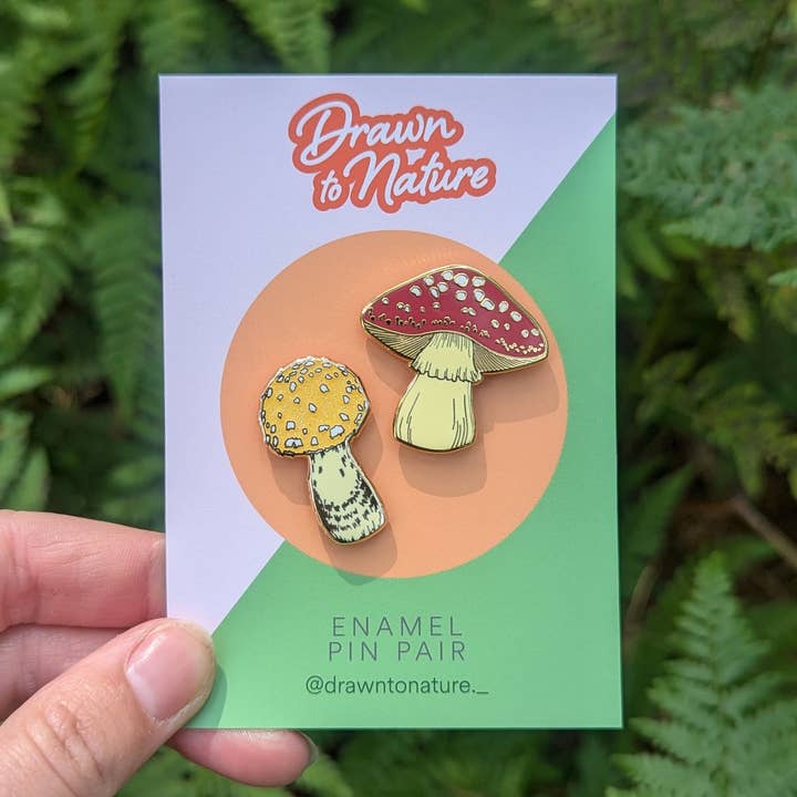 Paire d'épingles en émail aux champignons - Épingles Fly Agaric Toadstool pour la vente par Drawn to Nature