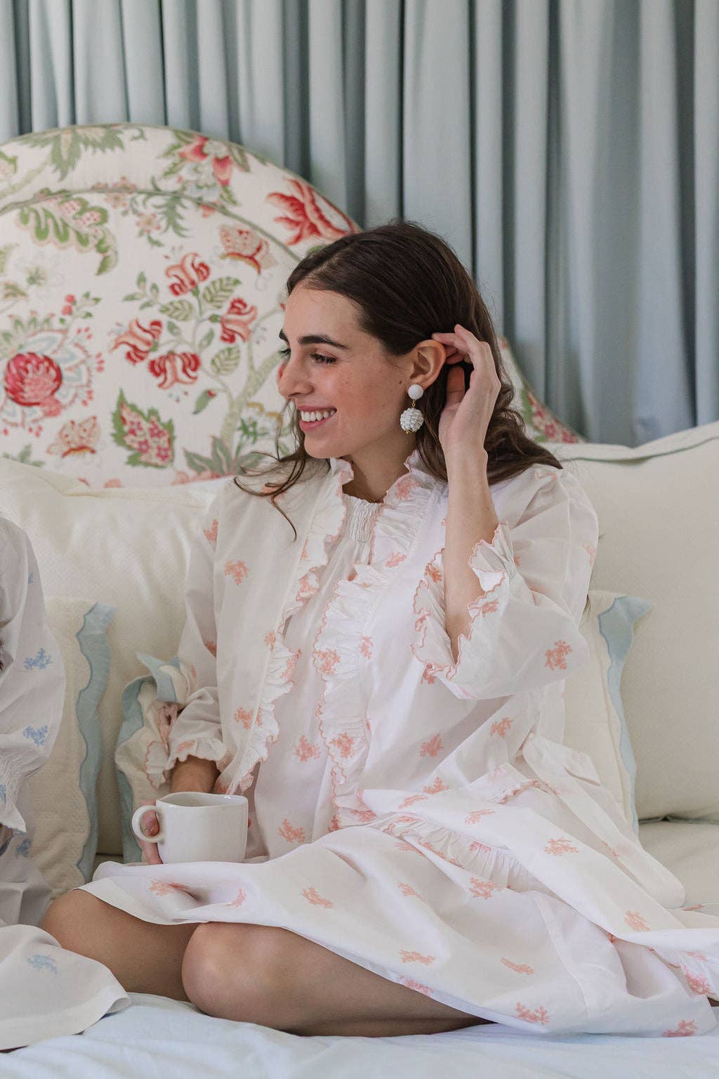 Lenora – Großhandel Bademantel – Damen – NANCY BAUMWOLL-RÜSCHEN-STICKEREI-MANTEL9