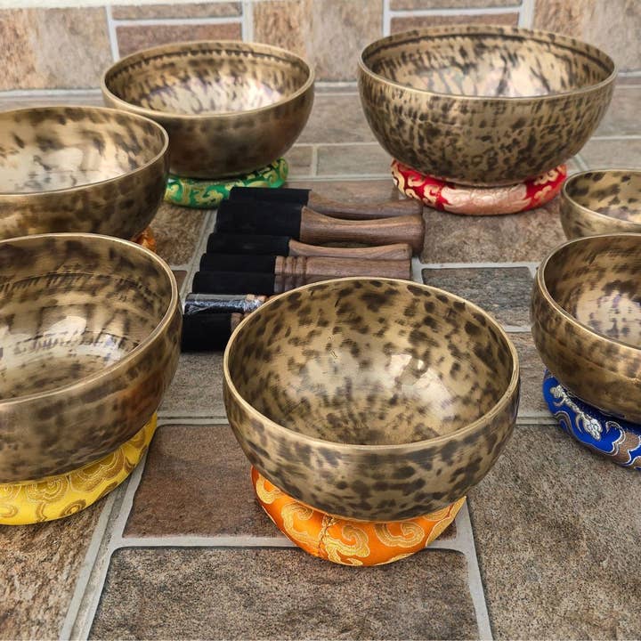 Ensemble de Bols Chantants Sculptés à la Main et Antiques : Guérison Sonore Tibétaine pour la vente par NadaYoga