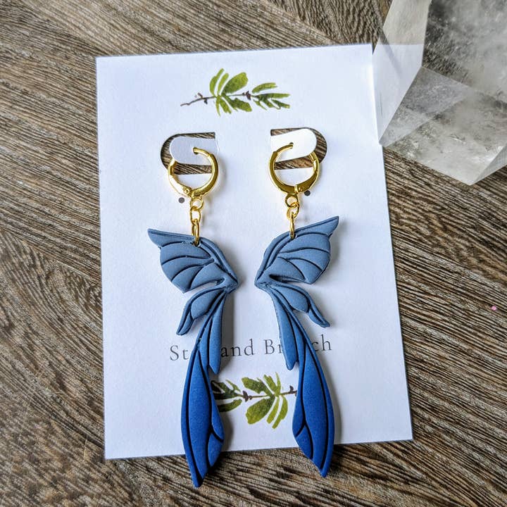 Stag and Branch - Vente Boucles d'oreilles pendantes - Créoles Huggie en pâte polymère Fairy Wing | Colorway Nymph0