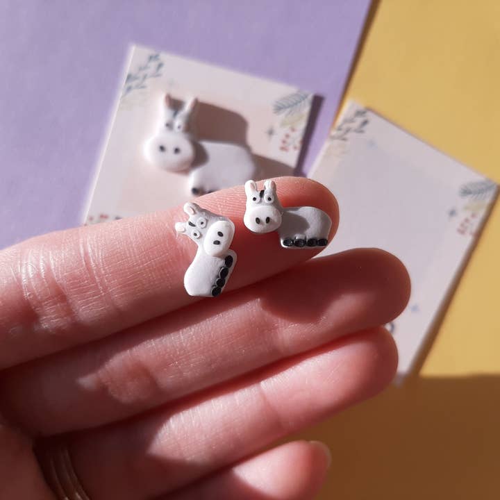 Små æsel ørestikker og sød dyrebroche for engroshandel hos NoomCottageClay