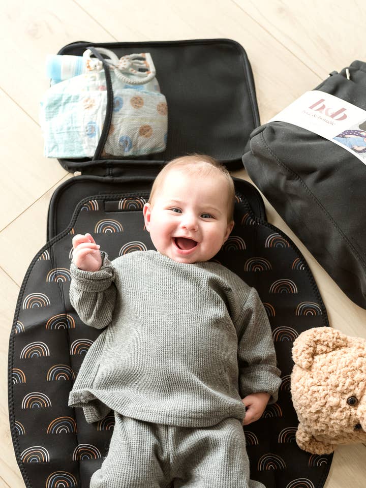 Matelas à langer mobile Rainbow non sexiste pour la vente par Bag and Bougie