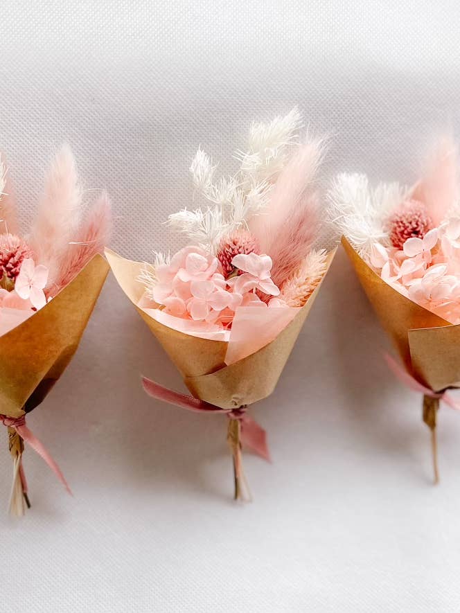 Mini Boquets de fleurs pour la vente par Hug Forever Florals and Luxury Candles