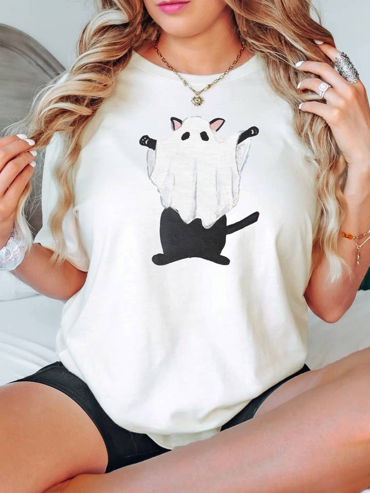 Ghost Kitty Grafisk T-shirt | Halloween-samling for engroshandel hos KOKO + FOX WHOLESALE