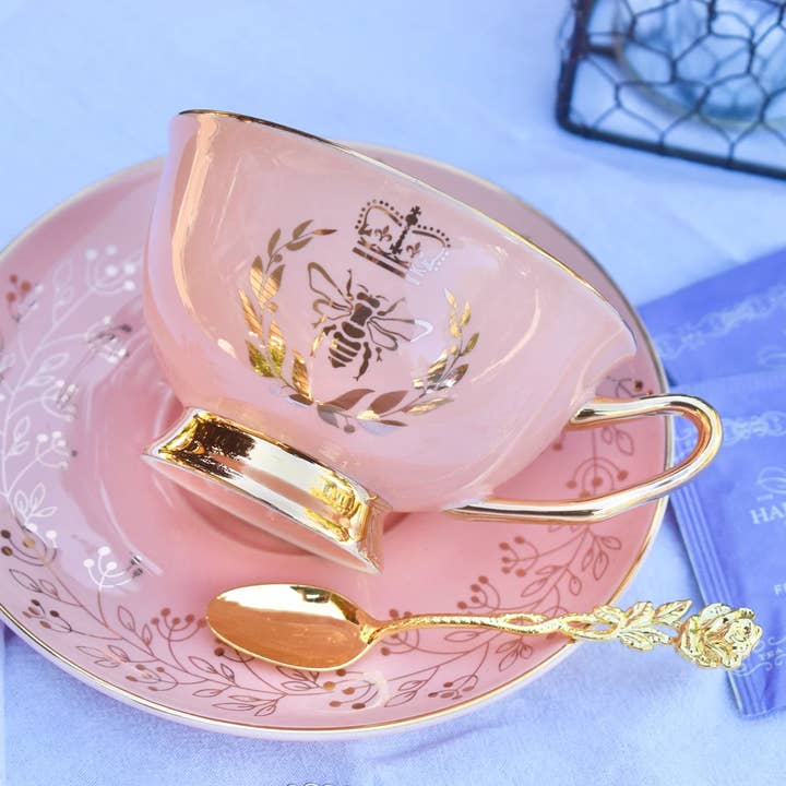 Fard Bridgerton Golden Bee Rose con tazza da tè dorata e piattino per la vendita all'ingrosso da parte di All Little Cute Things