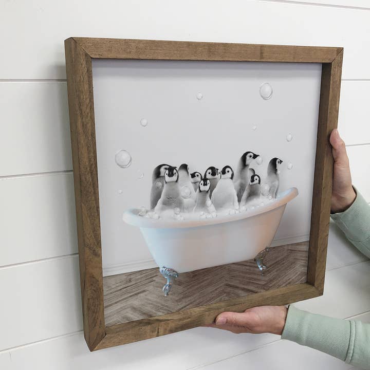 Panneau de ferme « Pingouins dans une baignoire », cadre en bois et toile pour la vente par Hangout Home