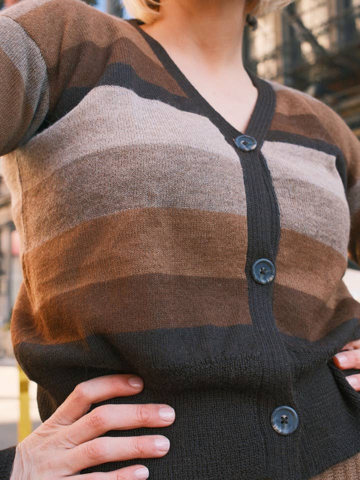 Cardigan in alpaca di Potosí per la vendita all'ingrosso da parte di Yanawara