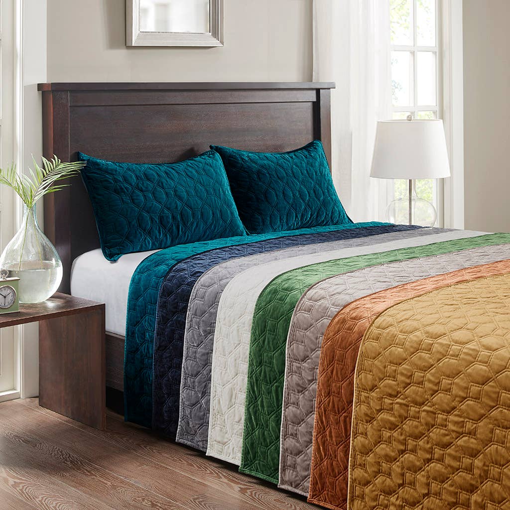 Velvet 3-Piece Quilt Set, Green for wholesale on Faire10