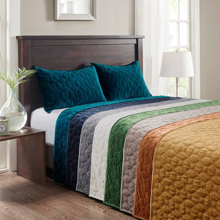 Velvet 3-Piece Quilt Set, Green for wholesale on Faire10