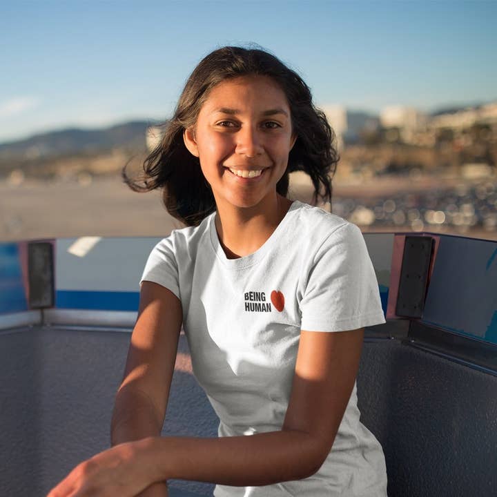 Essere Umano - Maglietta per la vendita all'ingrosso da parte di Something True and Beautiful