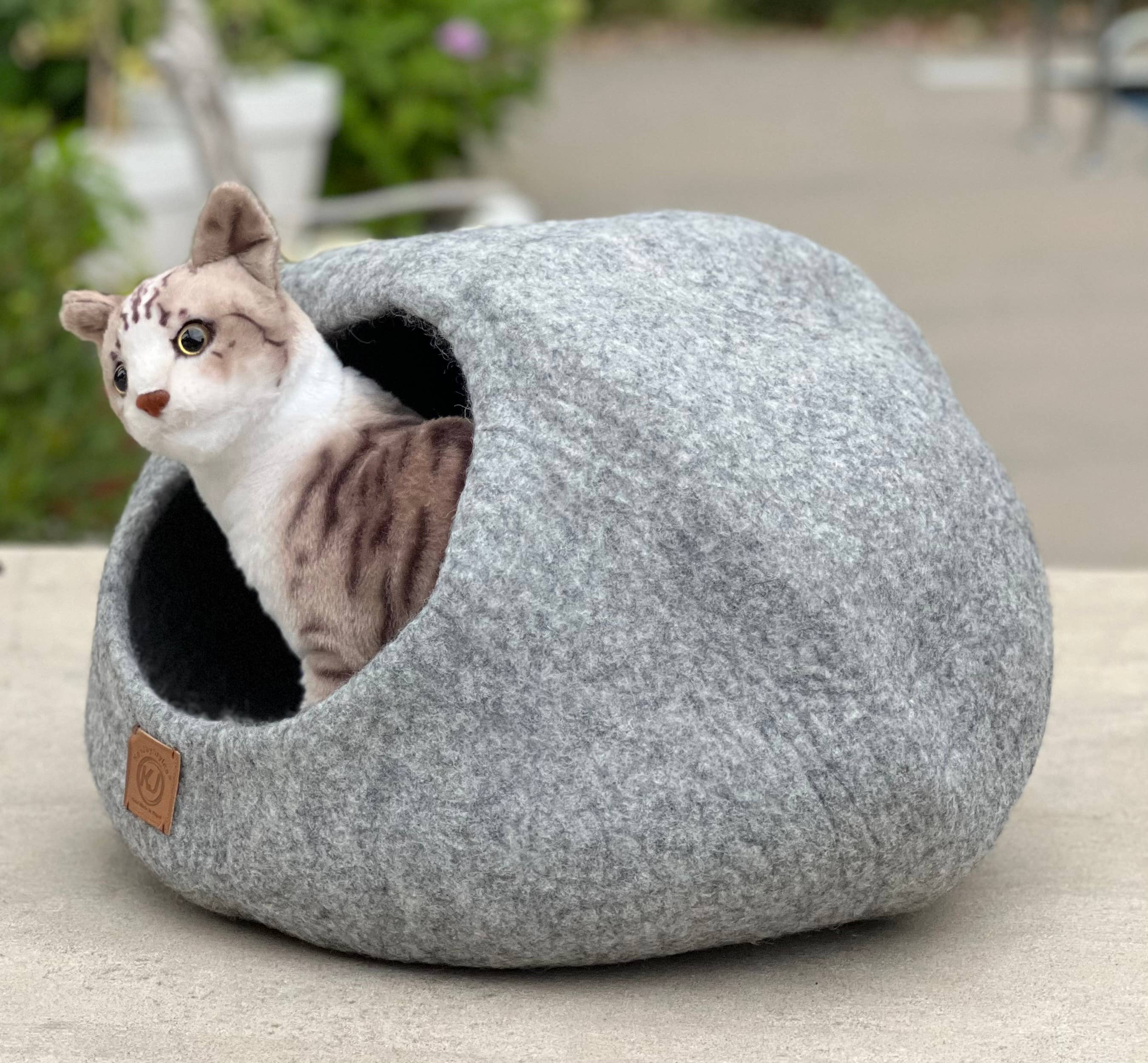 Lungta Imports - Wholesale Pet Cave - Cat/Dog - Hand Made Felt Wool Cat Cave / Cat Bed / Warm Cat House (Cop7