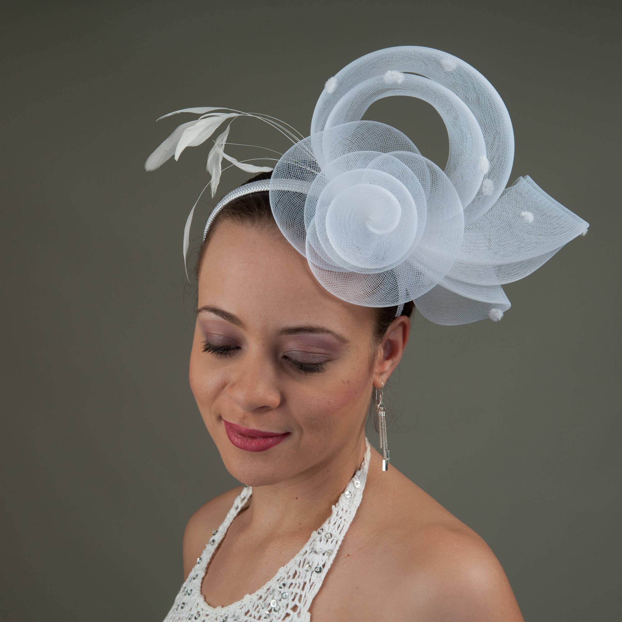 KaKyCo - Venta al por mayor Tocado - Mujer - Fascinador de cóctel con lazo de flor de crinolina y pluma | 5610H9
