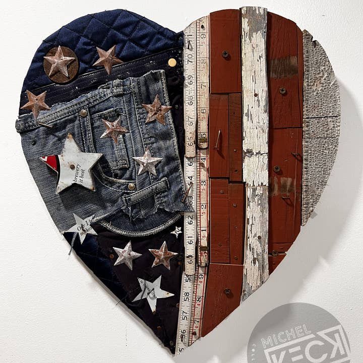 Arte de Objetos Encontrados <br>Ensamblaje de Corazón de Bandera Americana para venta al por mayor de Michel Keck LLC