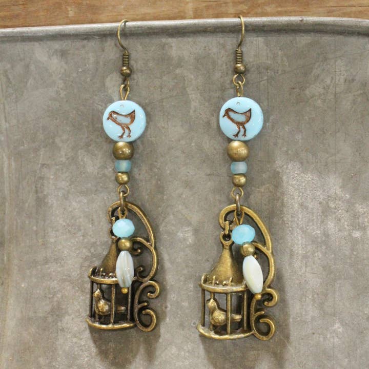 Boucles d'oreilles pendantes chant d'oiseau pour la vente par The Primitive Peddler, Inc.