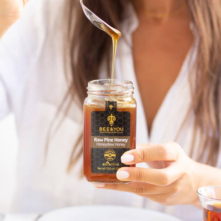 BEE&YOU - Venta al por mayor Miel - Miel de pino cruda, sabor exótico, elaborada en la naturaleza, 10.6 oz5