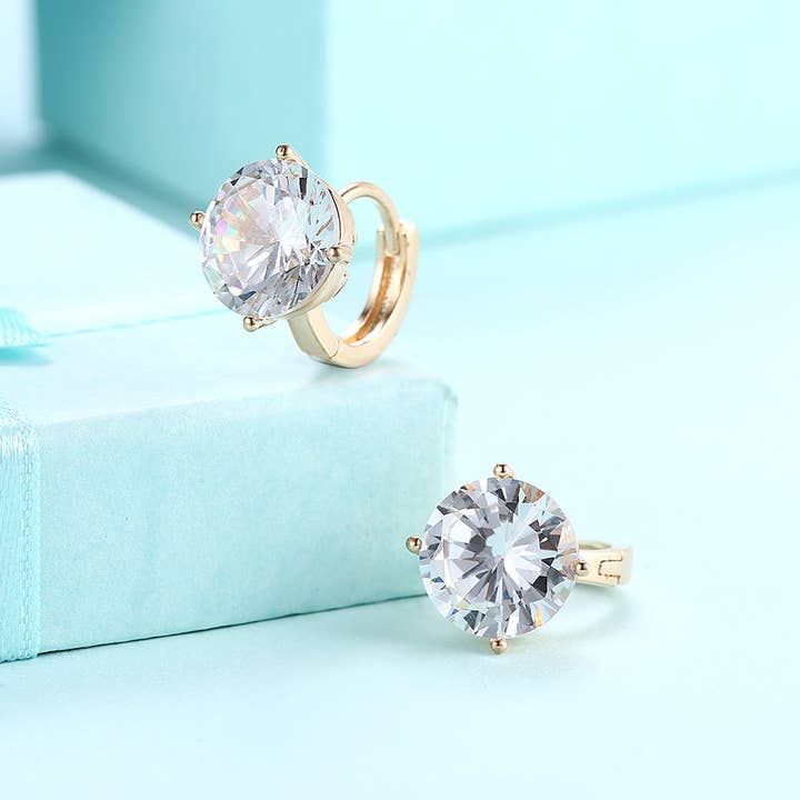 4-gren Sten Huggie Ørering i 18K Guldbelagt for engroshandel hos Golden NYC Jewelry