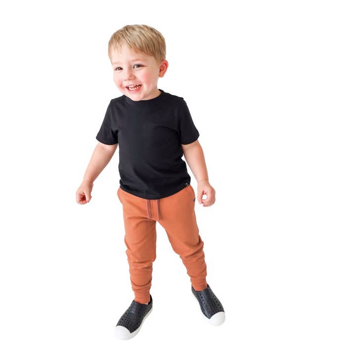 L&T - Slanke joggingbroek, uniseks, terracotta voor wholesale door Lola & Taylor