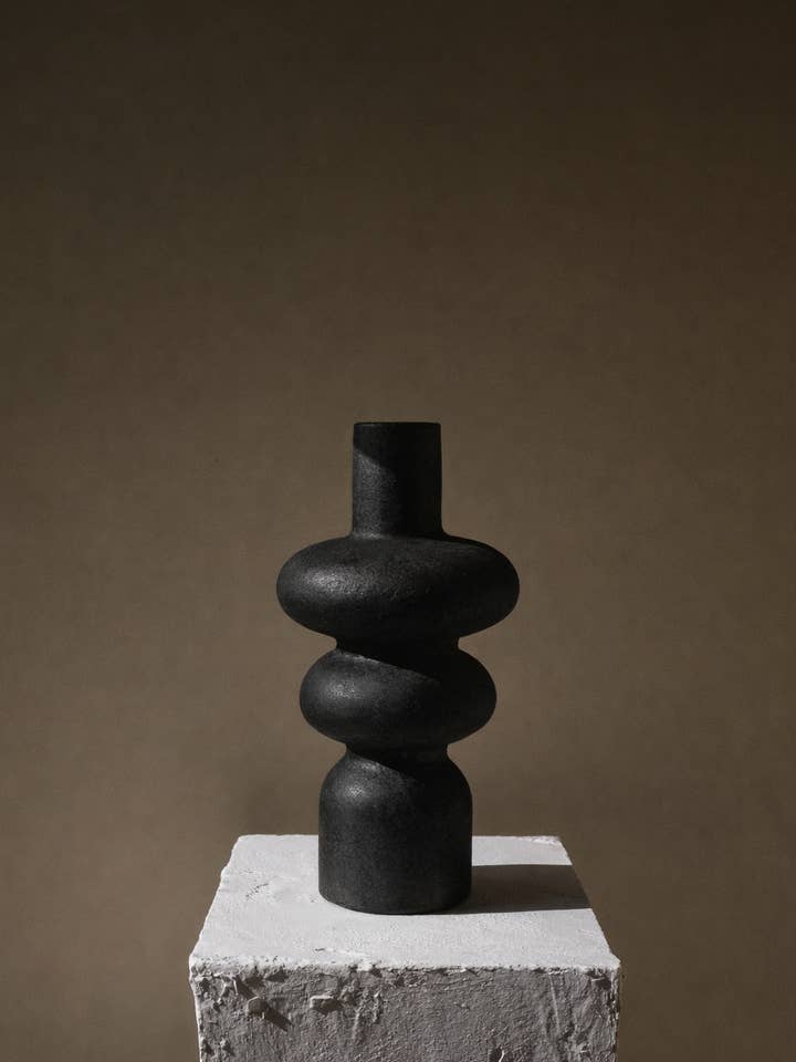 Ulun Vessel Noir pour la vente par Twenty Third by Deanne