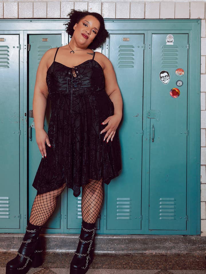 Willow Minikleid in Schwarz mit Spinnennetzmuster für den Großhandel von Wax Poetic Clothing