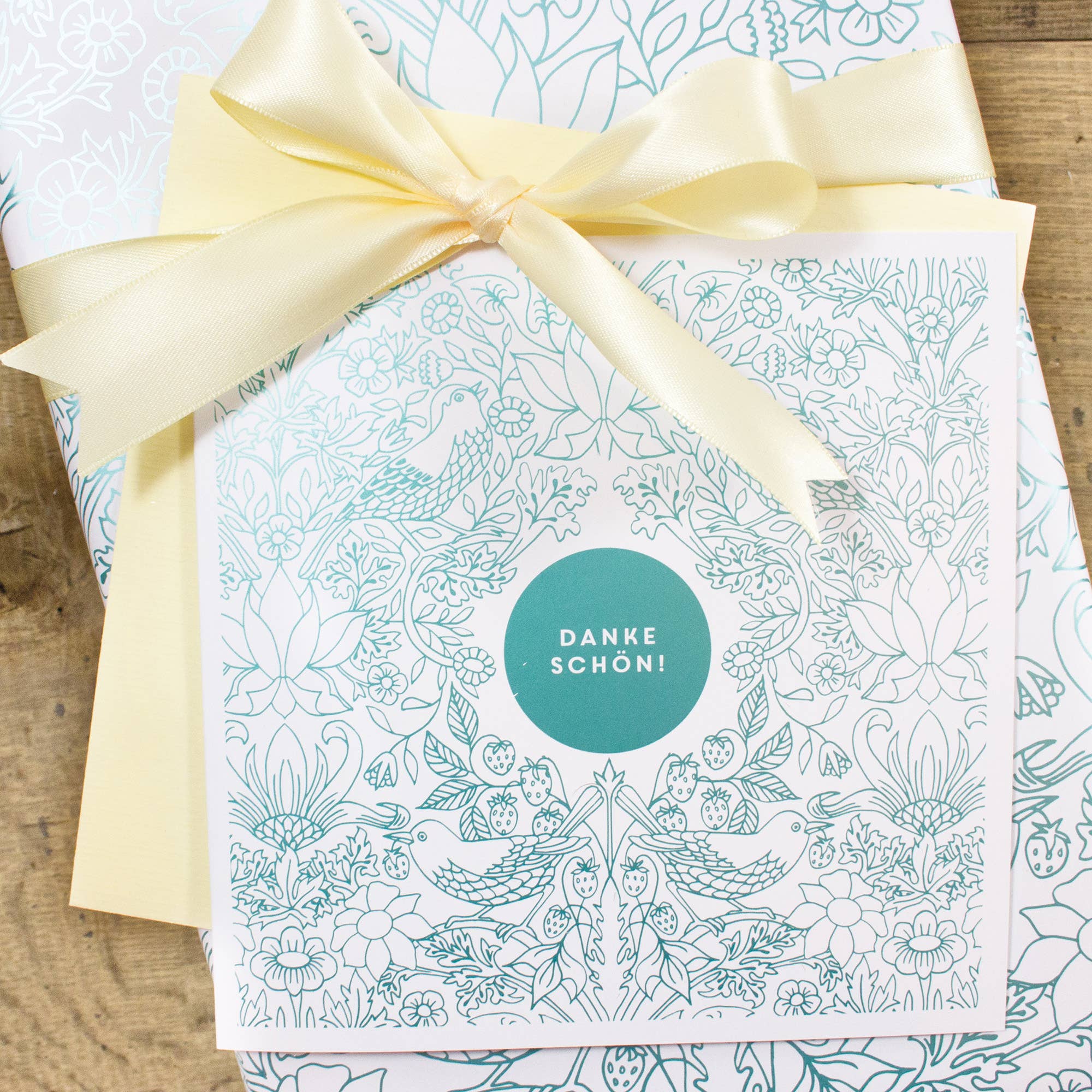 Bow & Hummingbird – papel de embrulho por atacado – Papel de presente Strawberry Field1