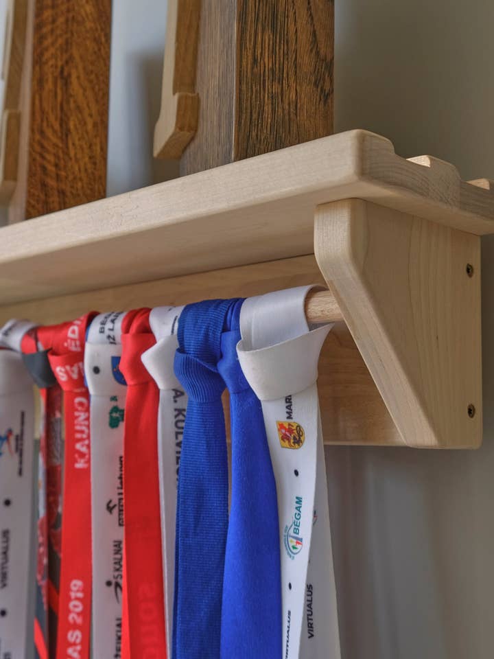 Træmedaljeholderhylde, udstillingsophæng for engroshandel hos Woodinout