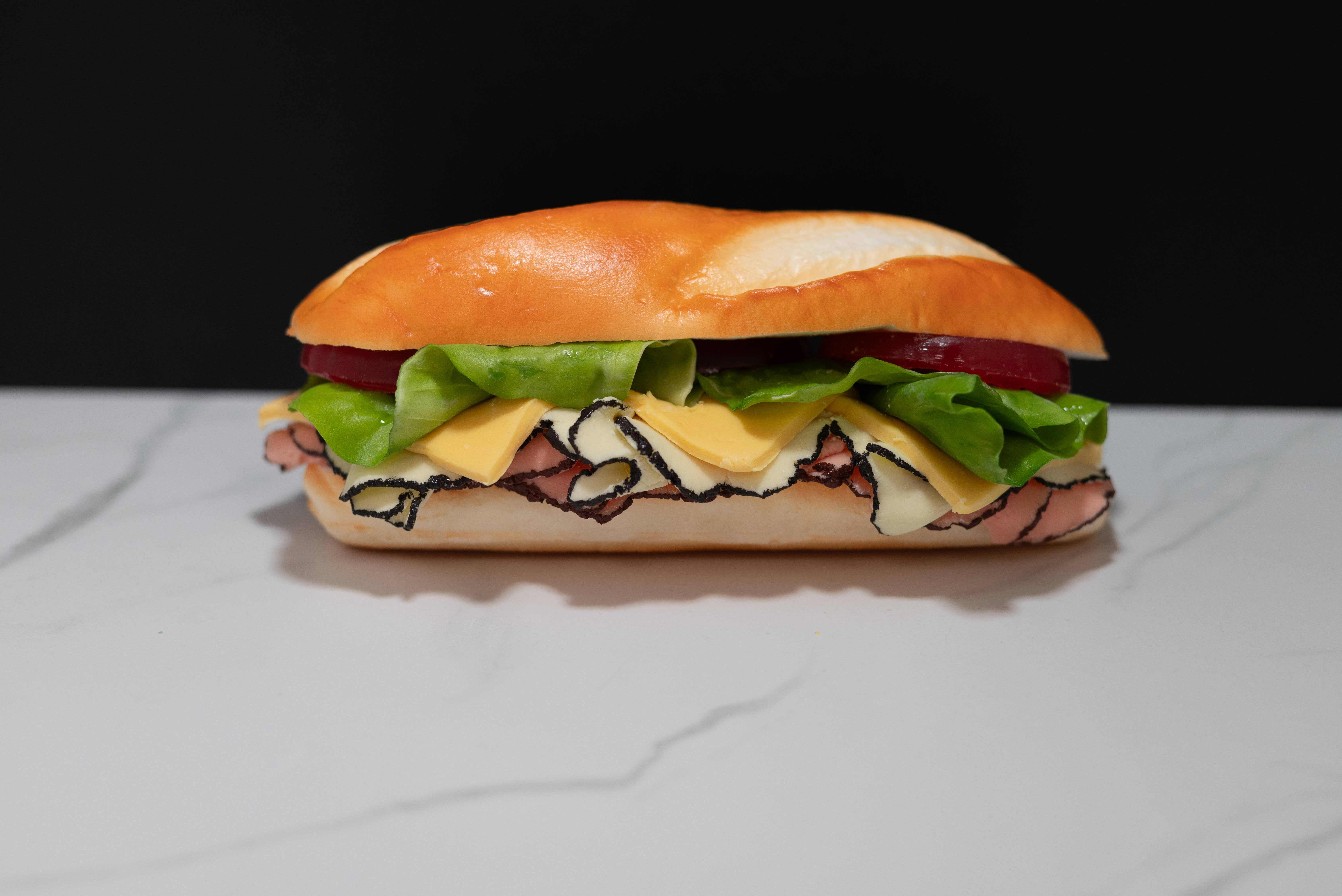 Just Dough It! Fake Foods - Wholesale Tafelbladdecoratie - Nep ham en kalkoen op een broodje Hoagie