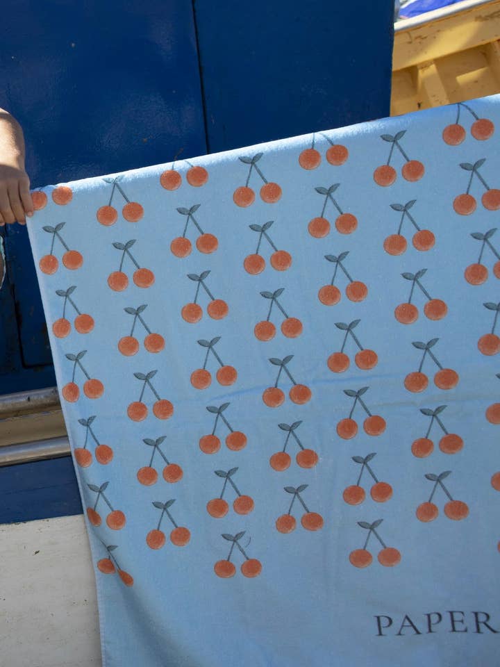 Asciugamano da spiaggia grande con ciliegie pop per la vendita all'ingrosso da parte di Paperboat