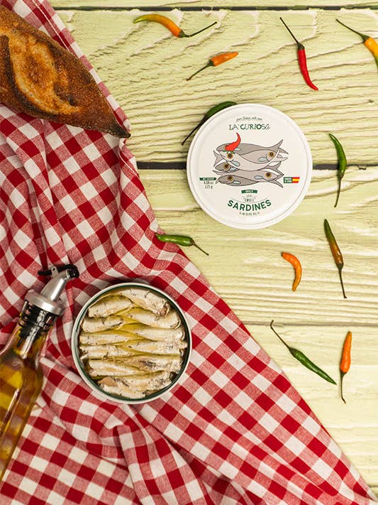 La Curiosa Sardines Épicées (120g) pour la vente par Tinmonger