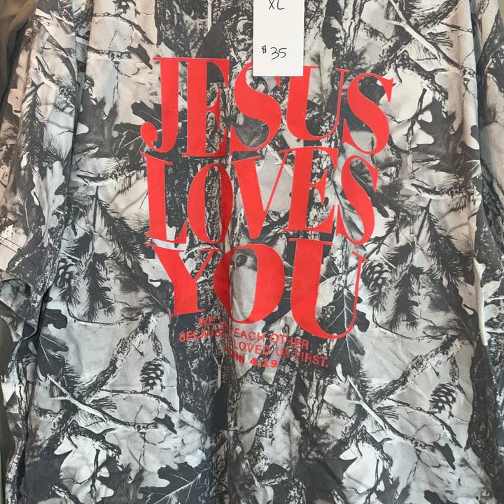 Gesù ti ama - Grigio Sbiadito per la vendita all'ingrosso da parte di Feathered Tracks Co.