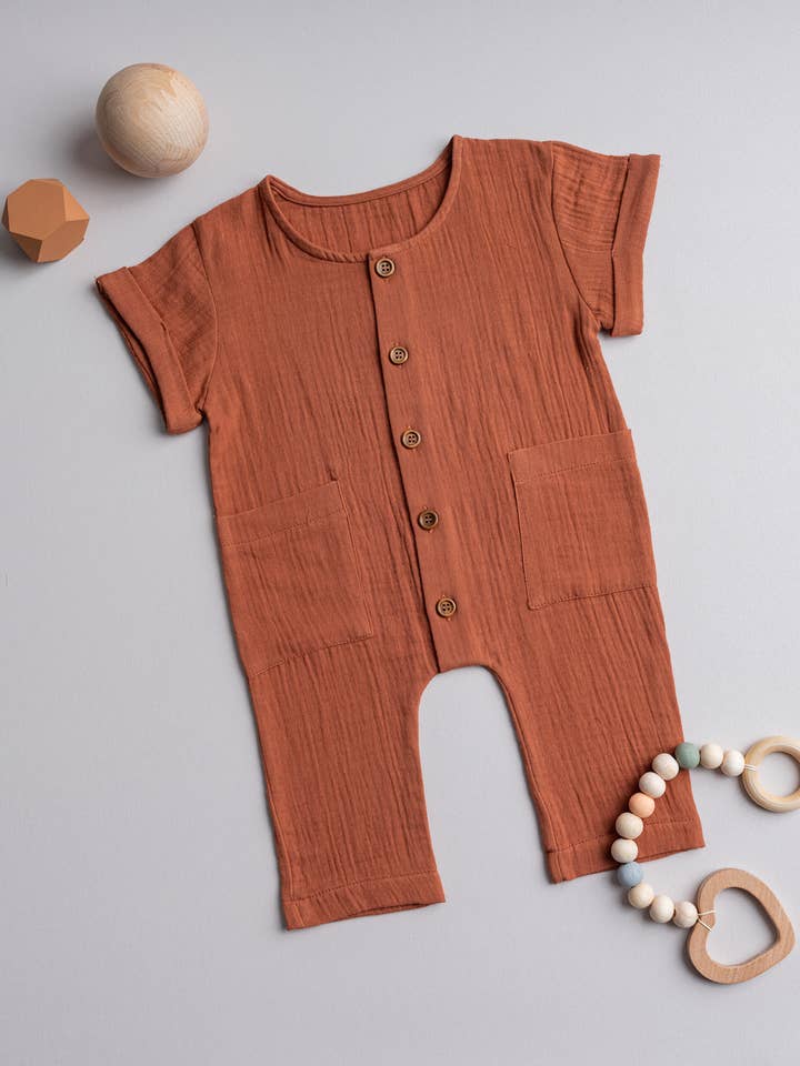 MUSLIN BOMULD BABY BUKSEDRAGT (KORTÆRMET) for engroshandel hos TwoMamas