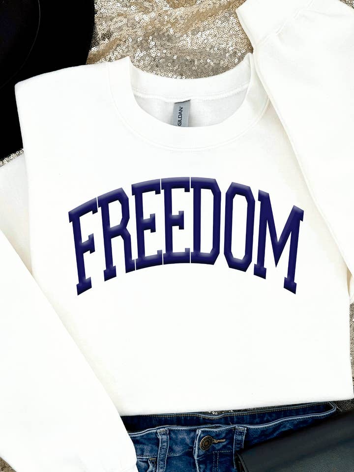 Sweat-shirt 3D PUFF Charlie Kirk Freedom Drapeau Rouge Blanc Bleu pour la vente par A Blessed Texas Mess Boutique