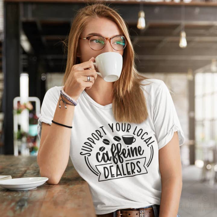 T-shirt graphique Soutenez votre revendeur de caféine local pour la vente par 85th Avenue Shop