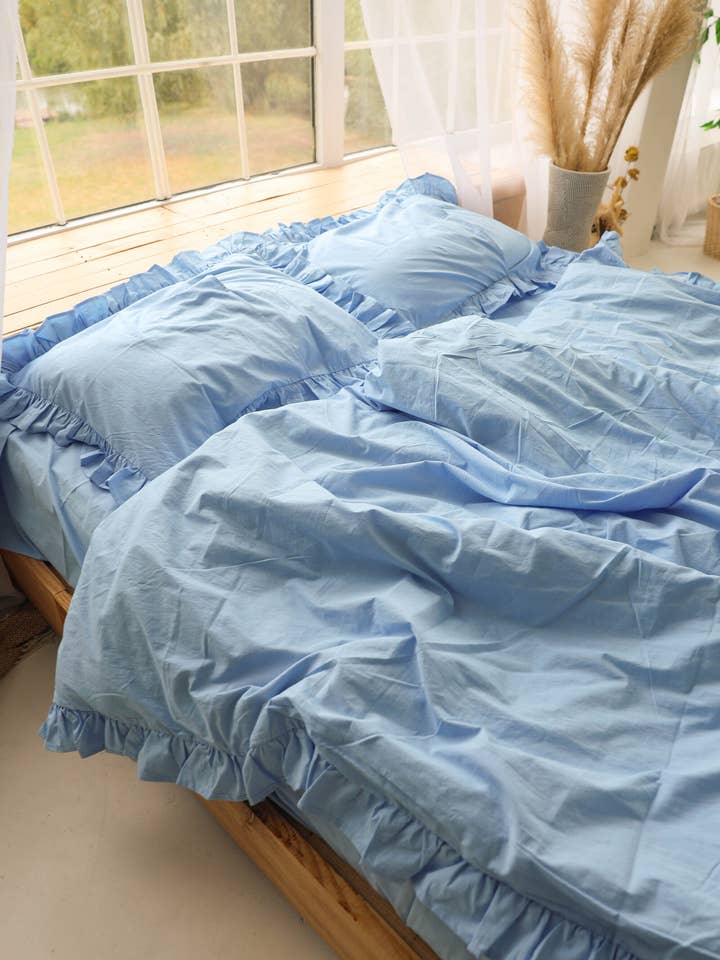 Hemelsblauw dekbedovertrek van steengewassen katoen met ruches voor wholesale door Nich Linen