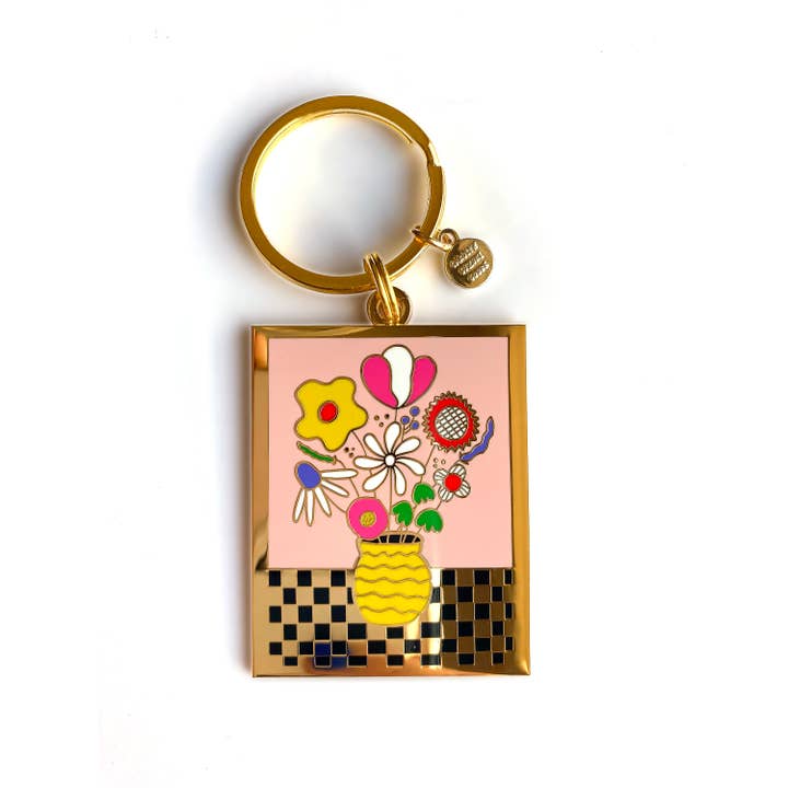 Still life sleutelhanger van goudkleurig hard emaille voor wholesale door Carolyn Suzuki