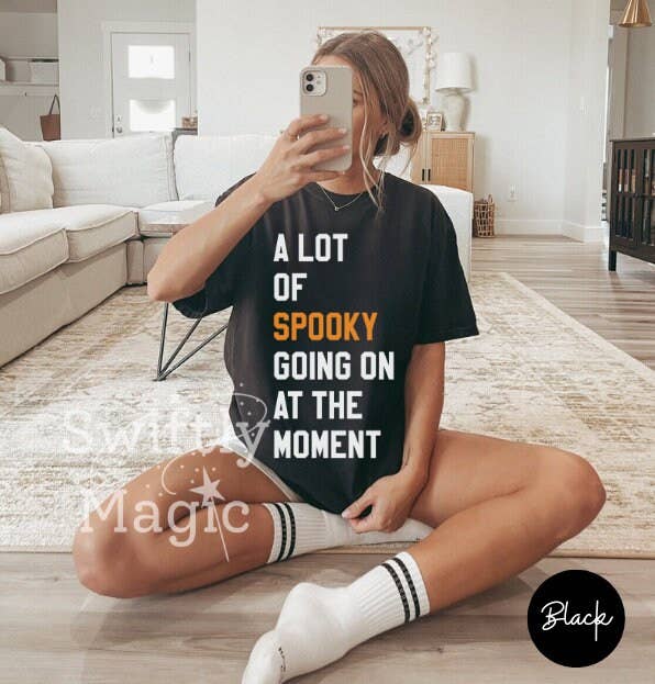 SONDO DESIGN LTD - Vendita all'ingrosso Maglietta stampata - Donna - Maglietta per Halloween con scritta «Amy Lot Of Spooky Going On The Moment»1