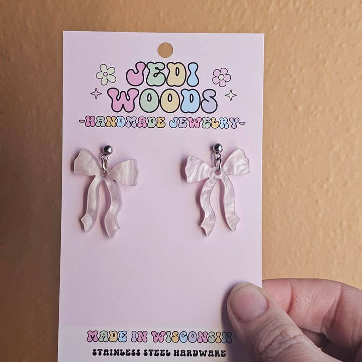 Ljusrosa virvlande rosettörhängen med silverfäste upptill för wholesale av Jedi Woods LLC