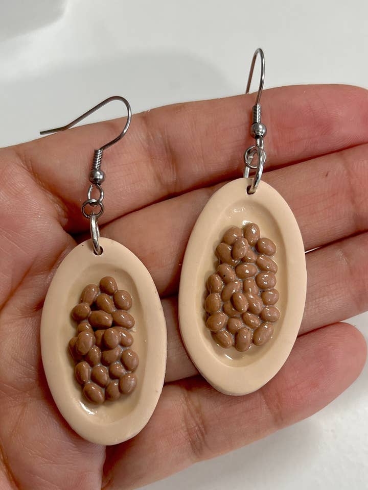 Boucles d'oreilles haricot pinto pour la vente par Ailene’s Jewelry Bakery