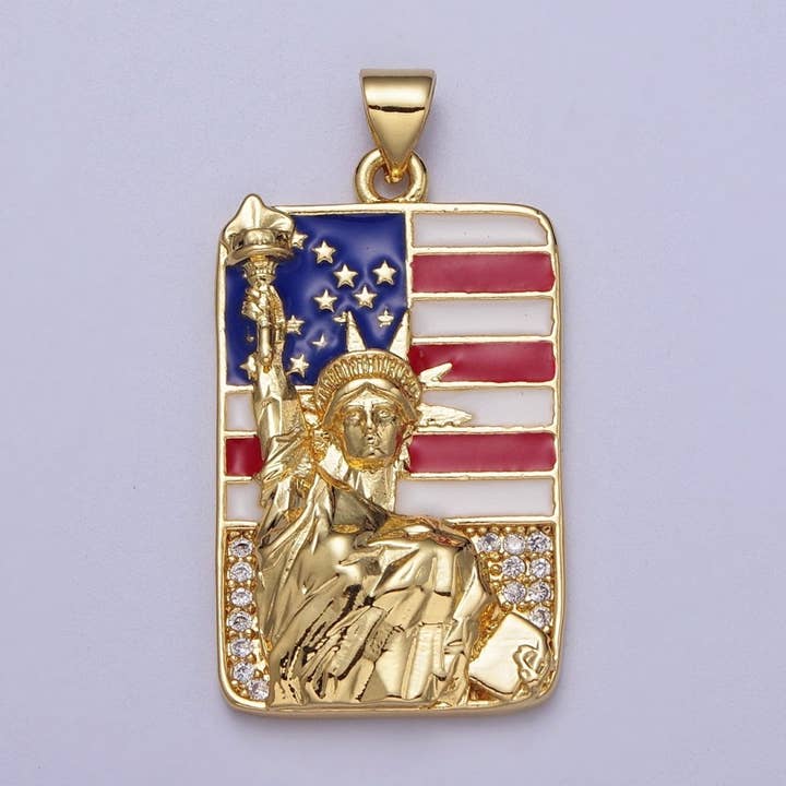 Pendentif Étiquette Statue de la Liberté en Émail Drapeau Américain Plaqué Or 24K Micro Pavé I-281 pour la vente par Aim Eternal