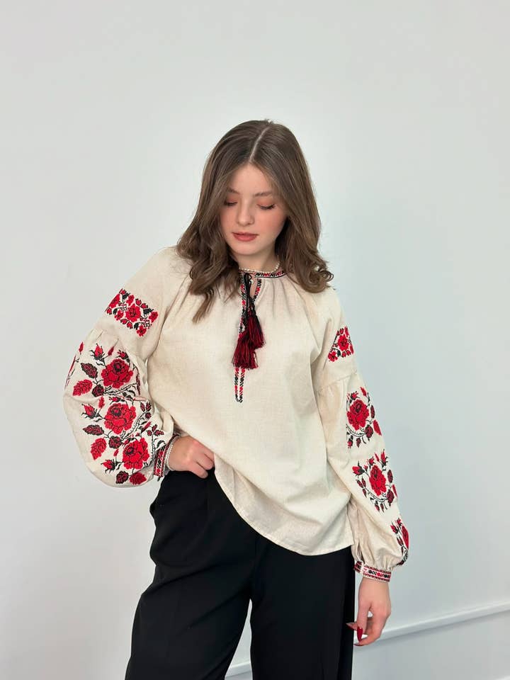 Blusa Boho Ricamata da Donna Vyshyvanka Krasa Beige per la vendita all'ingrosso da parte di Folkmoda