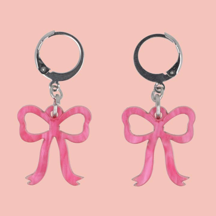 Kleine Huggie Hoops mit rosa Marmorschleife für den Großhandel von Sour Cherry