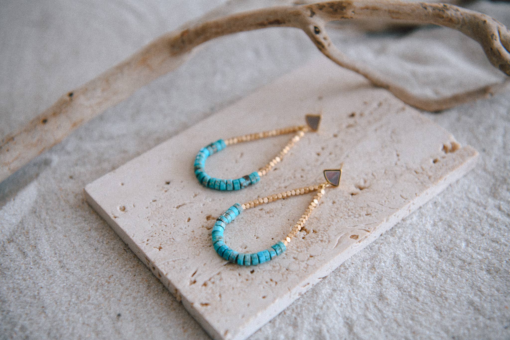 Cecelia Designs Jewelry - Vendita all'ingrosso Orecchini pendenti - Orecchini a goccia in oro turchese e sfaccettato con perno a conchiglia