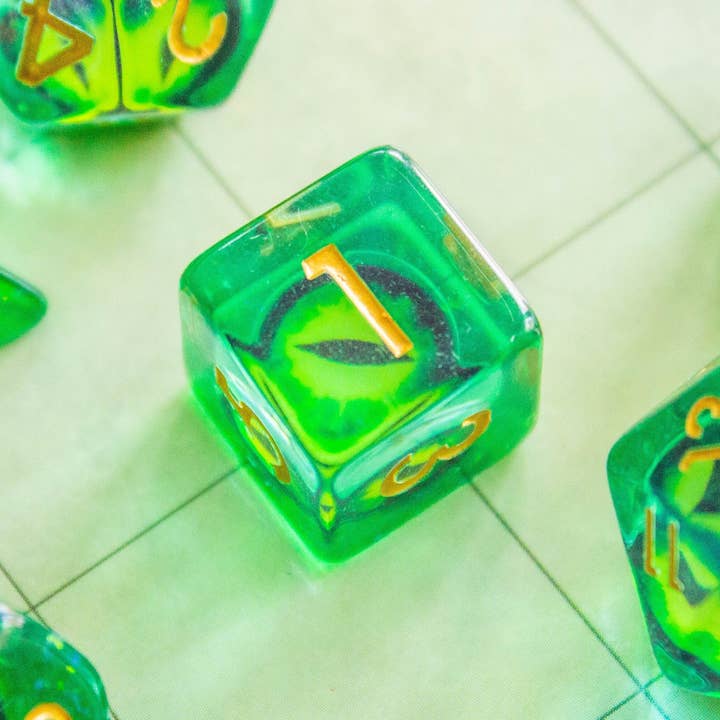 Ensemble de dés Yeux de serpent vert Inclusion pour la vente par Mystery Dice Goblin